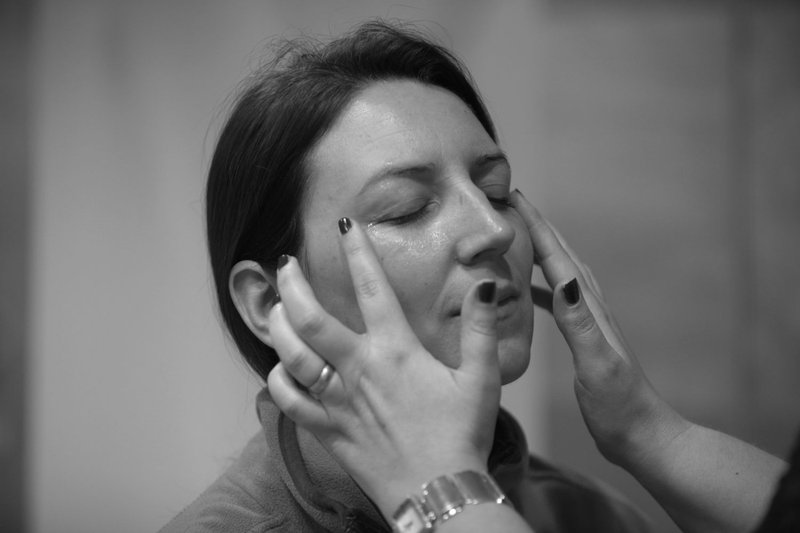 Mini nega obraza z aromaterapijo in masaža rok z vrhunsko francosko naravno kozmetiko DELAROM.